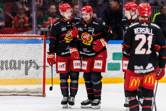 Almtunas Victor Aronsson lämnar planen skadad