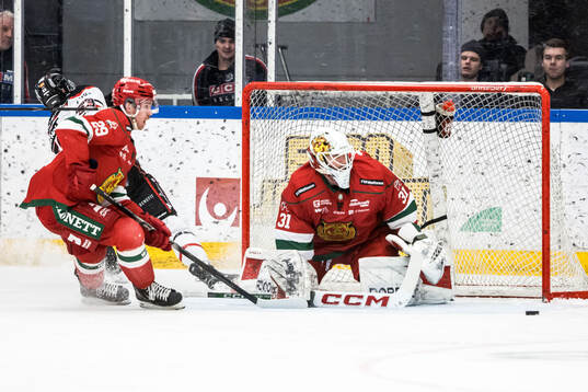 Moras Connor Maceachern och målvakt Marcus Hellgren Smed
