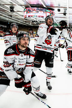 Nybro Vikings spelarna jublar
