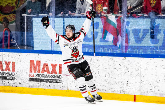 Nybro Vikings Olli Nikupeteri jublar