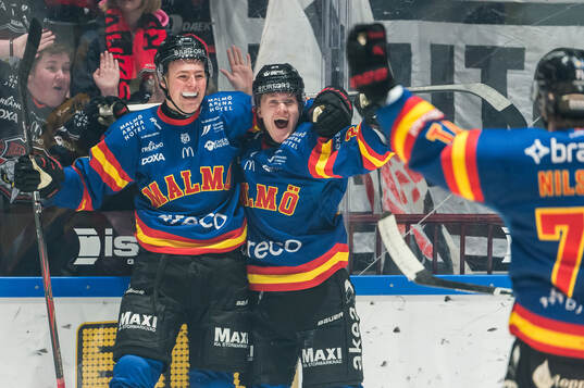 Malmö Redhawks Kalle Hemström jublar
