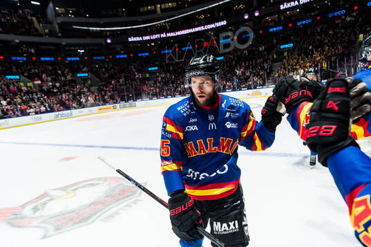 Malmö Redhawks Carl Persson jublar