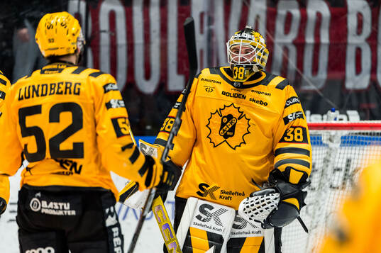 Skellefteås målvakt Strauss Mann jublar