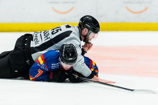 Malmö Redhawks Topi Niemelä och Linjedomare Andréas