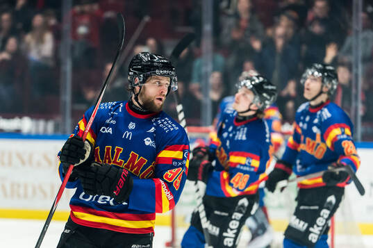 Malmö Redhawks Carl Persson jublar
