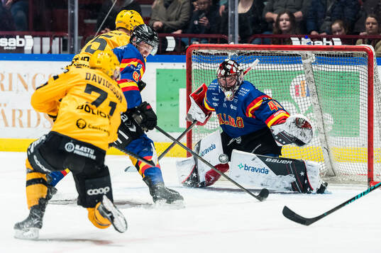 Skellefteås Jonathan Davidsson sätter pucken i mål på