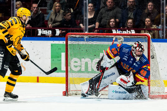 Malmö Redhawks målvakt Oskar Blomgren släpper in ett