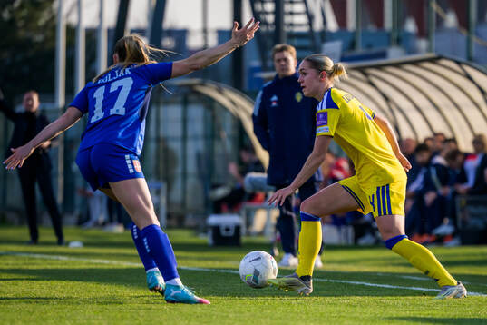 Hanna Lundkvist of Sweden and Allegra Poljak of Serbia
