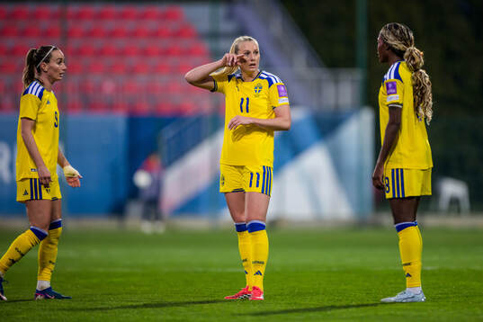 Kosovare Asllani, Stina Blackstenius and Evelyn Ijeh of