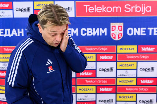Head coach Tony Gustavsson of Sweden looks dejected