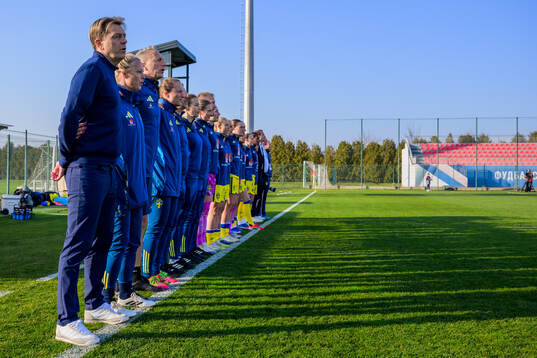 Players of Sweden and Head coach Tony Gustavsson line up