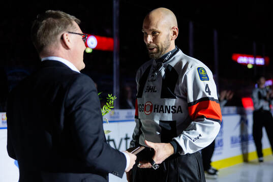 s domarchef Tomas Torsbrink uppvaktar domare Marcus Linde