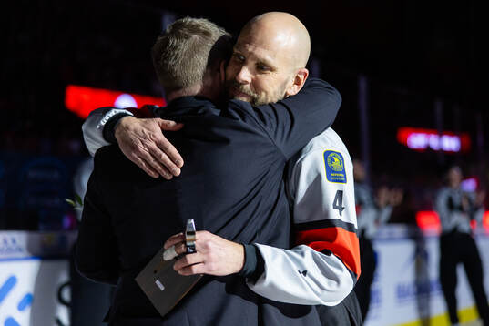s domarchef Tomas Torsbrink uppvaktar domare Marcus Linde