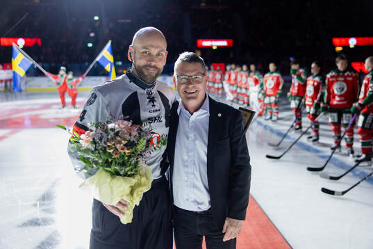 s domarchef Tomas Torsbrink uppvaktar domare Marcus Linde