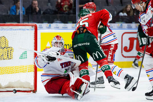 Frölundas Arttu Ruotsalainen gör 1-0 på Timrås målvakt