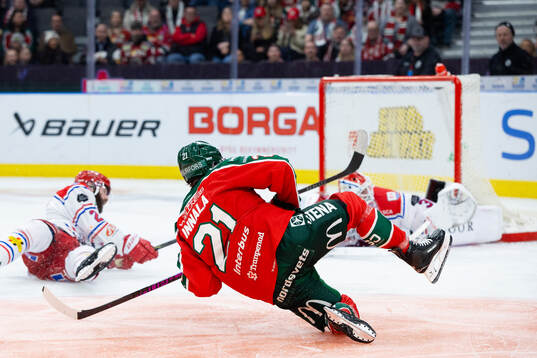 Frölundas Jere Innala skjuter 3-0 på Timrås målvakt Tim