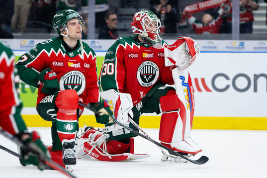 Frölundas Henrik Tömmernes och målvakt Tobias Normann