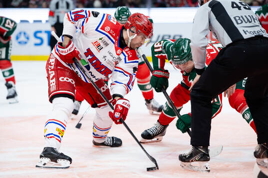 Timrås Emil Pettersson tekar mot Frölundas Nicklas Lasu