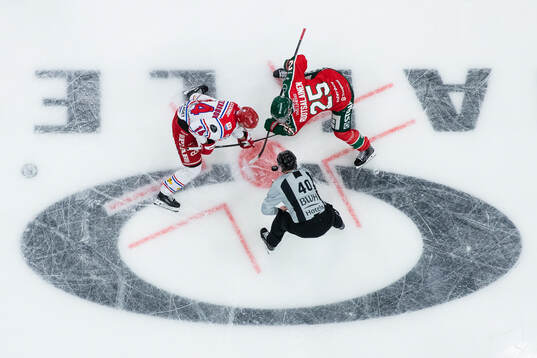 Timrås Emil Pettersson tekar mot Frölundas Arttu