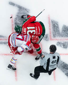 Timrås Anton Lander tekar mot Frölundas Nicklas Lasu