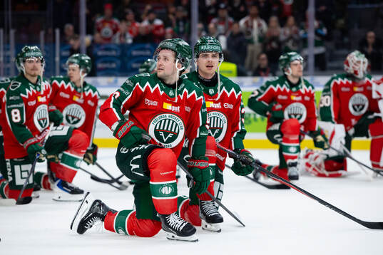 Frölundas Linus Weissbach och Linus Högberg sitter ned
