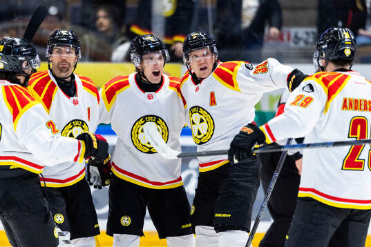 Brynäs Jakob Silfverberg jublar med lagkamrater