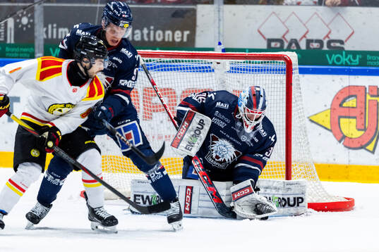 Brynäs Bobby Trivigno mot Linköpings Erik Norén och