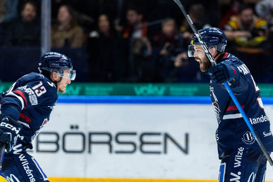 Linköpings Jakub Vrana och Oscar Fantenberg jublar