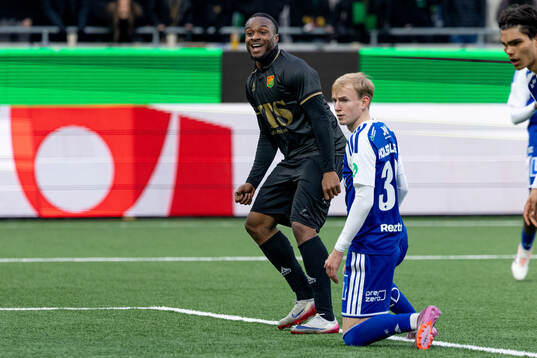 GAISs Shalom Ekong jublar och IFK Norrköpings Algot Hjelm