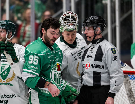 Rögles Mark Friedman och Färjestads målvakt Emil Larmi