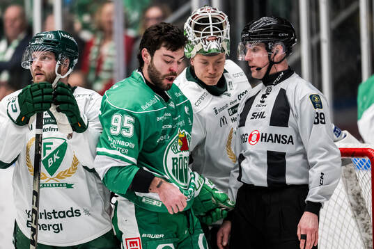 Rögles Mark Friedman och Färjestads målvakt Emil Larmi