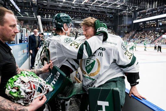Färjestads målvakt Emil Larmi lämnar isen