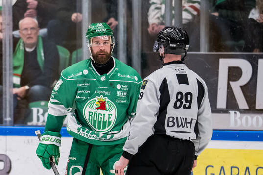 Rögles Calvin De Haan reagerar