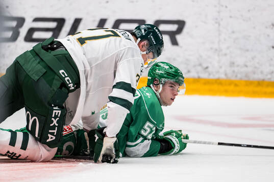 Färjestads Gabriel Carlsson och Rögles Felix Nilsson