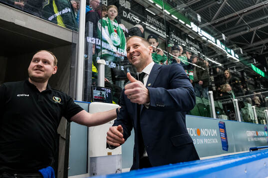 Färjestads tränare Cam Abbott jublar