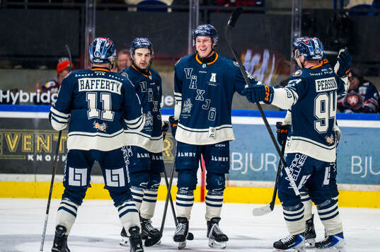 Växjös Dennis Rasmussen jublar