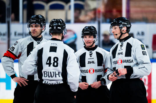 Domare Richard Magnusson och Linjedomare Philip Hanning och