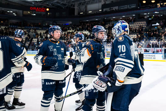 Växjös målvakt Adam Åhman och lagkamrater jublar