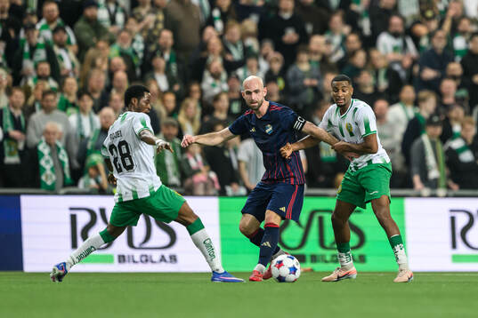Hammarbys Frank Junior Adjei och Paulos Abraham mot Östers