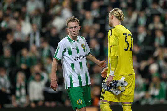 Hammarbys Victor Stange Lind och Östers målvakt Carl