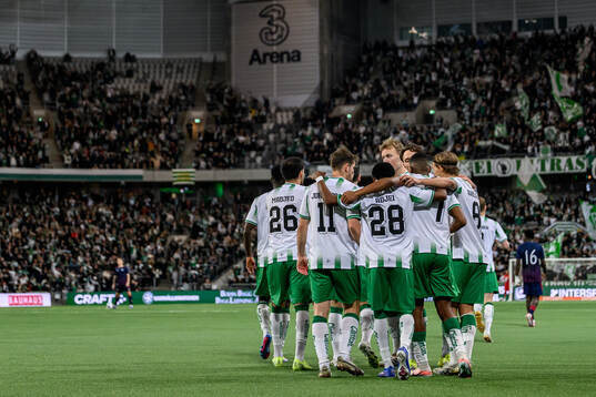 Hammarbys spelare jublar med Paulos Abraham