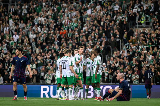 Hammarbys spelare jublar med Wilson Lindberg Uhrström