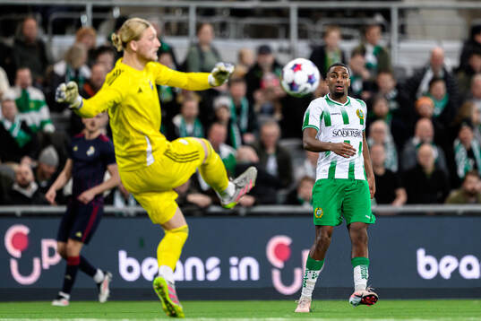 Östers  målvakt Carl Lundahl Persson och Hammarbys Paulos