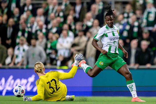 Östers  målvakt Carl Lundahl Persson och Hammarbys Moise