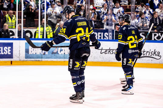 HV71s Hampus Eriksson och Victor Laz deppar