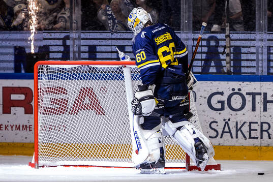 HV71s målvakt Felix Sandström deppar