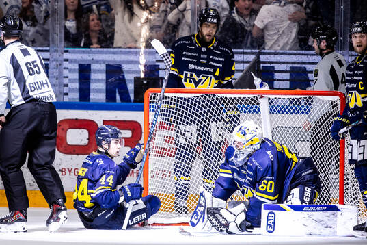 HV71s Hugo Fransson och Joona Luoto och målvakt Felix