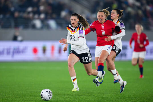 Jule Brand of Germany and Frida Maanum of Norway
