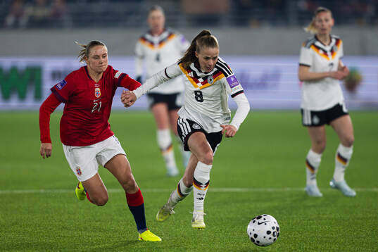 Lisa Naalsund of Norway and Vivien Endemann of Germany
