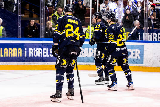 HV71s Hampus Eriksson och Victor Laz deppar